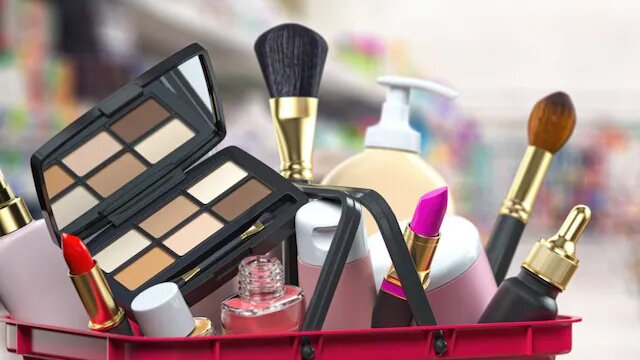 اكتشفي العلاقة الخفية بين مستحضرات التجميل وانتظام الدورة